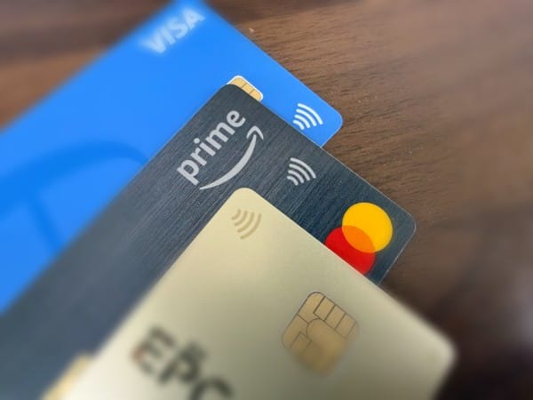 三種不同的信用卡。信用卡均帶有感應支付標誌