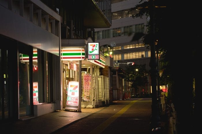 日本旅遊取件全攻略：超商取貨、PUDO 智慧櫃、飯店代收怎麼選？