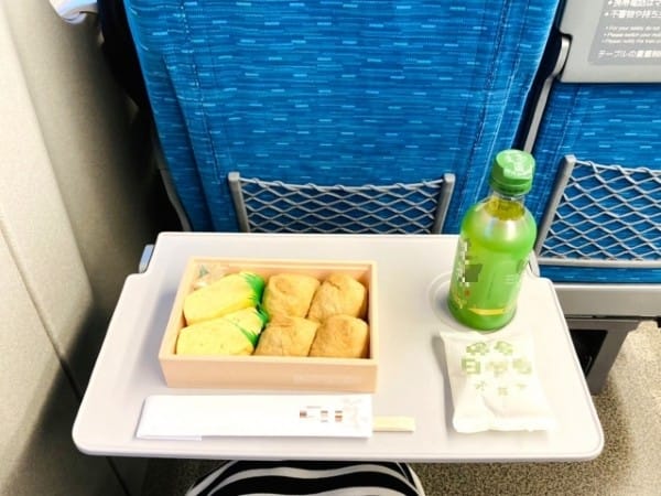日本特急列車座位椅背桌板放下狀態