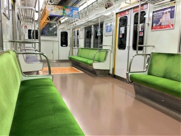日本通勤電車沿窗長條座位車廂