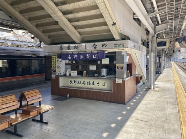 日本車站月台立食蕎麥店外觀