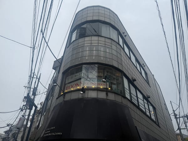 克拉里斯書店所在的圓弧轉角建築，一樓是 Gallery HANA