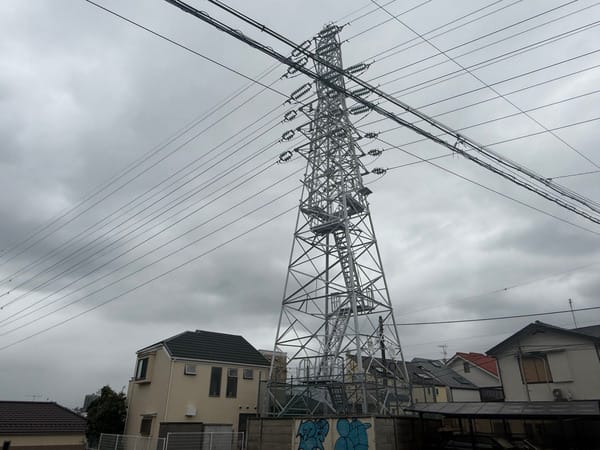 立在代田住宅區之間的駒澤線 61 號輸電鐵塔