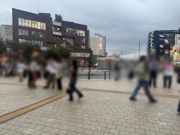 陰天下，行人穿過下北澤車站前新完工的廣場