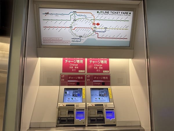 JR上野站的兩台チャージ専用加值專用機，上方掛著JR線運賃表