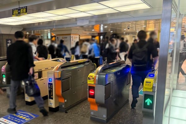 上野站銀座線改札口上方的黃色吊牌，標示クレカ乗車與QR乗車券專用，ICカード與きっぷ不可使用