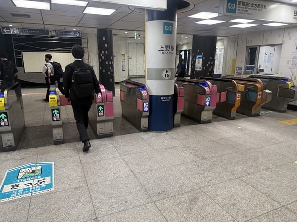 上野站日比谷線昭和通北方面改札，加裝型閘門位於最右側