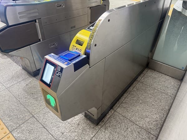 信用卡與QR讀取器以獨立不鏽鋼模組的形式外掛在既有閘門末端